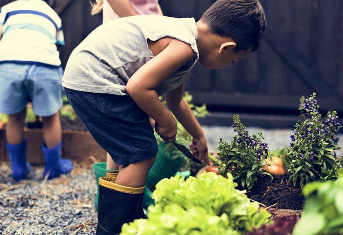 10 Kegiatan Berkebun Terbaik untuk Anak Anda