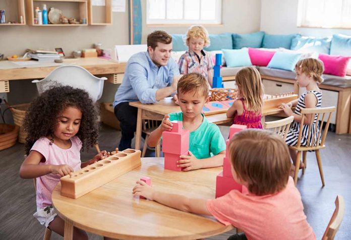 Haruskah Anda Memilih Prasekolah Montessori untuk Anak Anda?