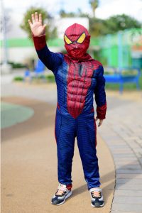 Seorang anak kecil berpakaian seperti Spiderman