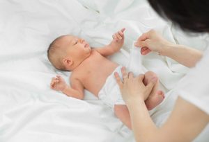 Mengganti popok bayi yang baru lahir