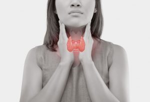 Wanita menunjukkan posisi kelenjar tiroid