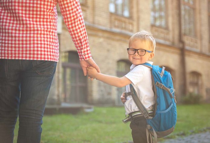 Cara Membuat Hari Pertama Anak Anda ke Sekolah Menjadi Hari yang Berkesan