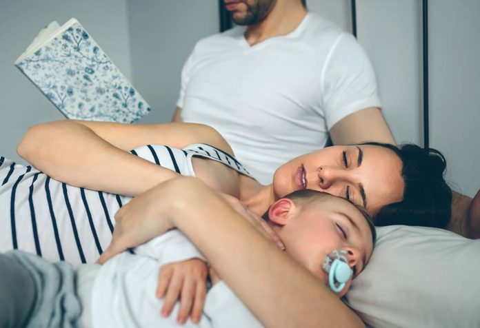 Kapan dan Bagaimana Menghentikan Tidur Bersama dengan Anak Anda?