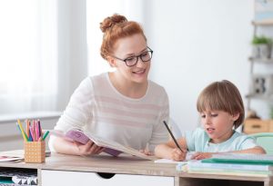 Seorang wanita mengajar seorang gadis dengan disleksia