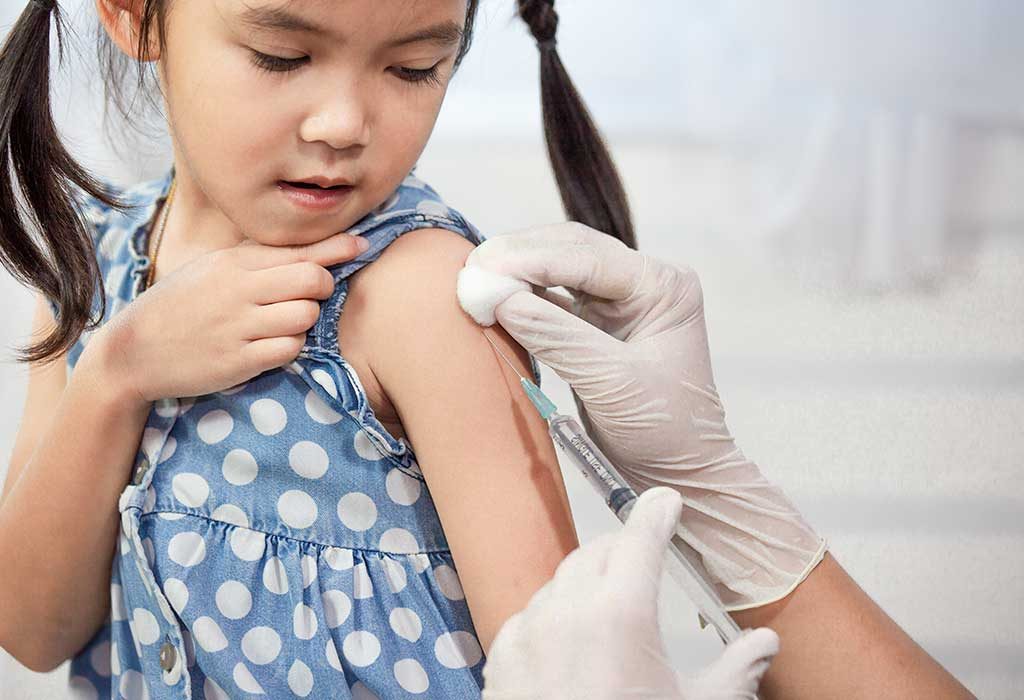 anak mendapatkan vaksin