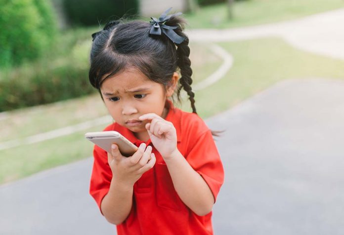 Anak-anak dan Benda Ajaib yang Disebut 'Ponsel'
