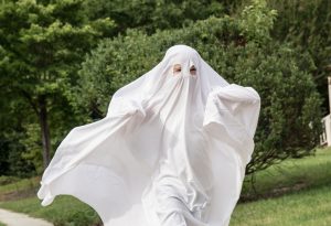 Seorang anak dalam kostum hantu