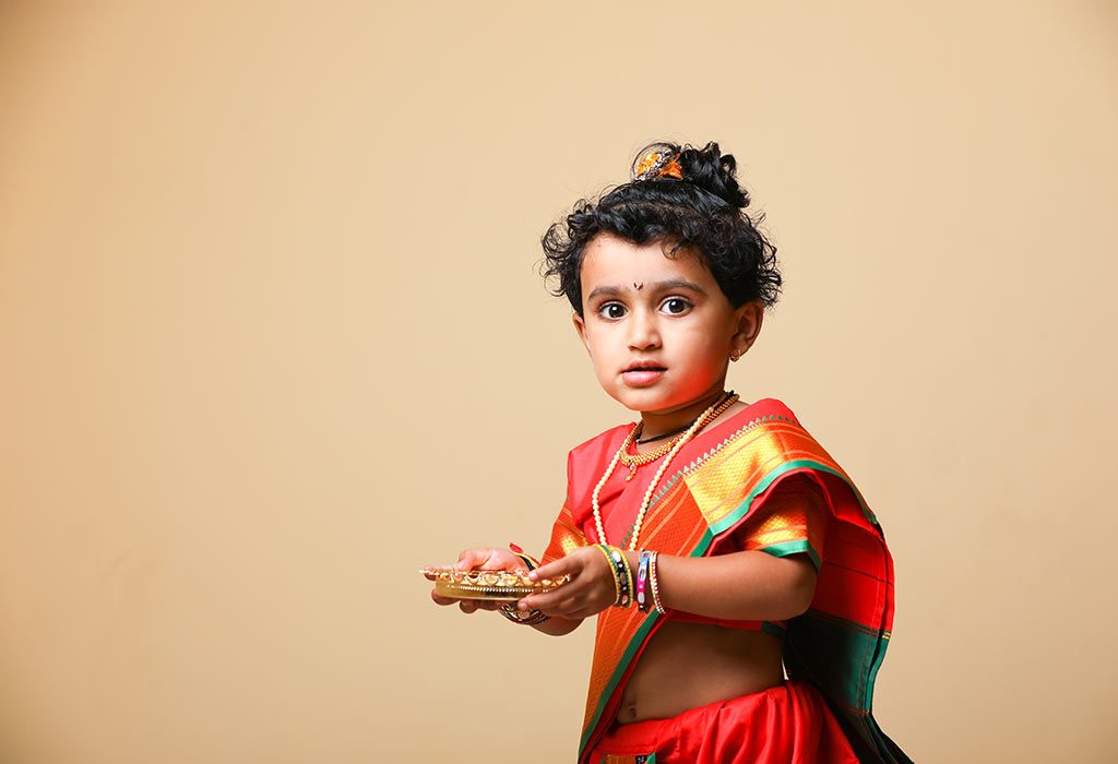 Seorang gadis kecil berdandan di Diwali