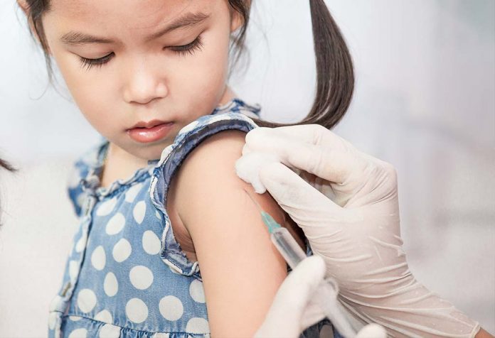 Cara Membuat Vaksinasi Menyenangkan untuk Anak