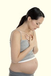 Seorang ibu hamil mengalami nyeri dada