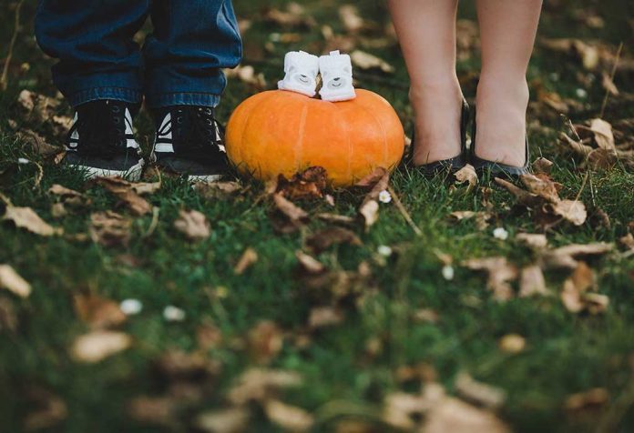 10 Ide Pengumuman Kehamilan Halloween yang Keren