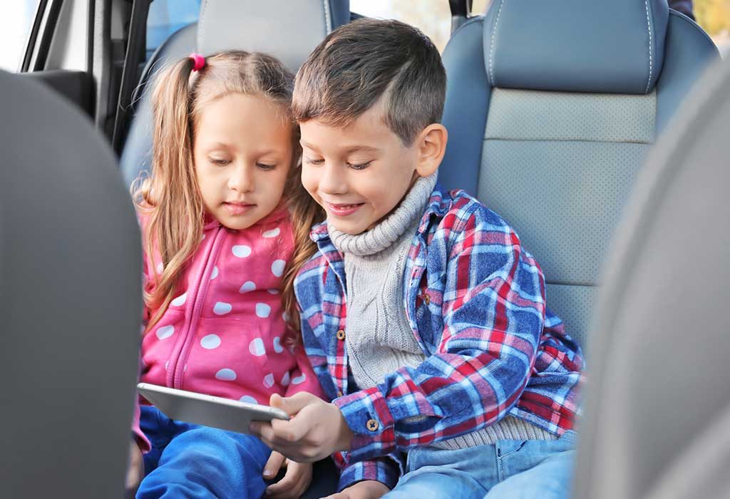 Anak-anak bermain di ponsel mereka di dalam mobil