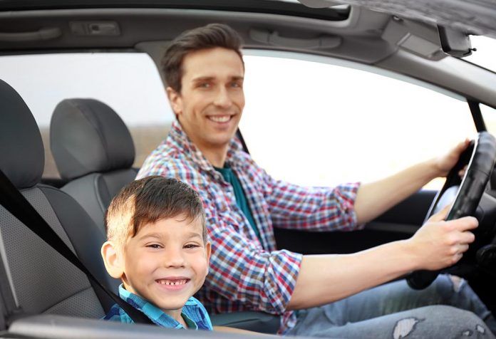 Pada Usia Berapa Anak Anda Dapat Duduk di Kursi Depan Mobil?