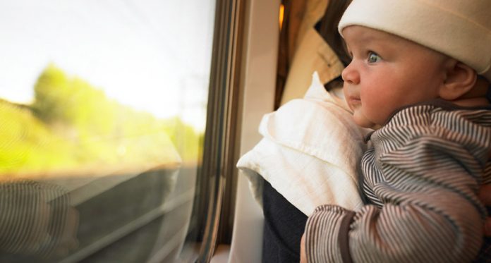 harus tahu tips sebelum melakukan perjalanan kereta api dengan bayi Anda