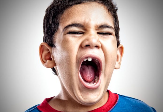 Seorang anak kecil berteriak dengan marah
