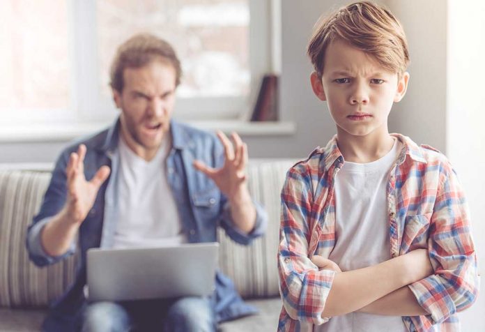 Tanda Pengasuhan yang Buruk dan Bagaimana Mereka Dapat Mempengaruhi Anak Anda
