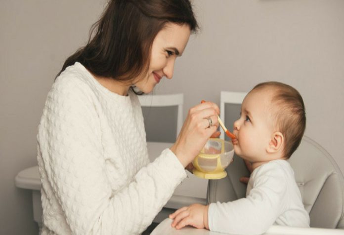 Apakah Anda Memberi Makan Bayi Anda dengan Sendok?  Kajian Ini Memiliki Nasihat yang Sangat Penting untuk Semua Ibu