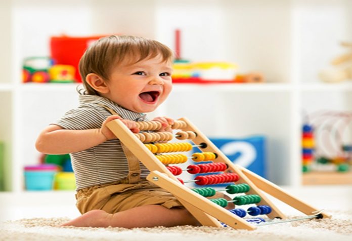 Mendorong Anak Kecil untuk Bermain Mandiri Dengan Mainan