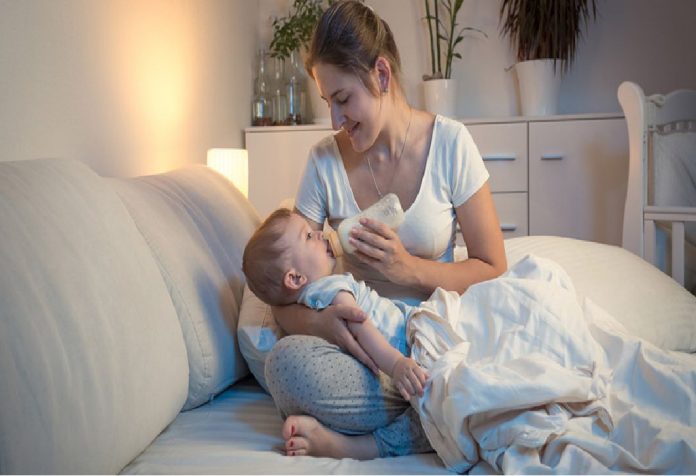 10 Hal Penting yang Harus Diingat Saat Menyusui atau Memberi Susu Botol pada Bayi yang Mengantuk