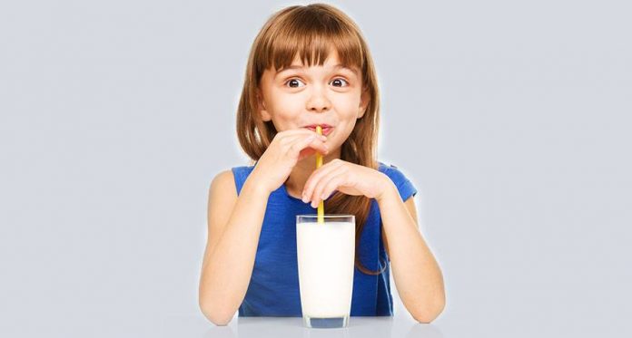 Tongkat Ajaib Yang Akan Mengubah Gelas Susu Anak Anda Selamanya