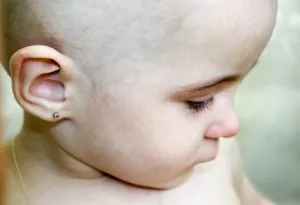 Bayi dengan tindik telinga