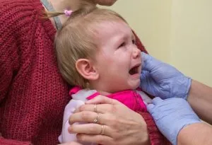 Bayi menangis saat tindik telinga