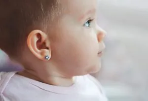 Bayi dengan tindik telinga