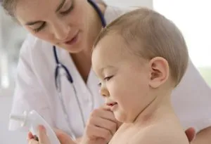 Bayi dengan Dokter Kulit untuk pemeriksaan rambut rontok