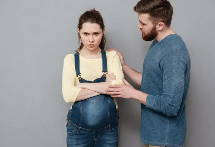 Wanita hamil marah dengan pasangannya