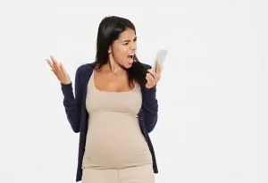 Seorang wanita hamil yang marah berteriak di telepon