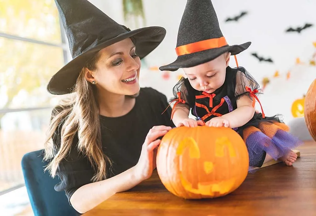 Ukiran Labu Dengan Bayi Anda untuk Halloween Pertama Mereka
