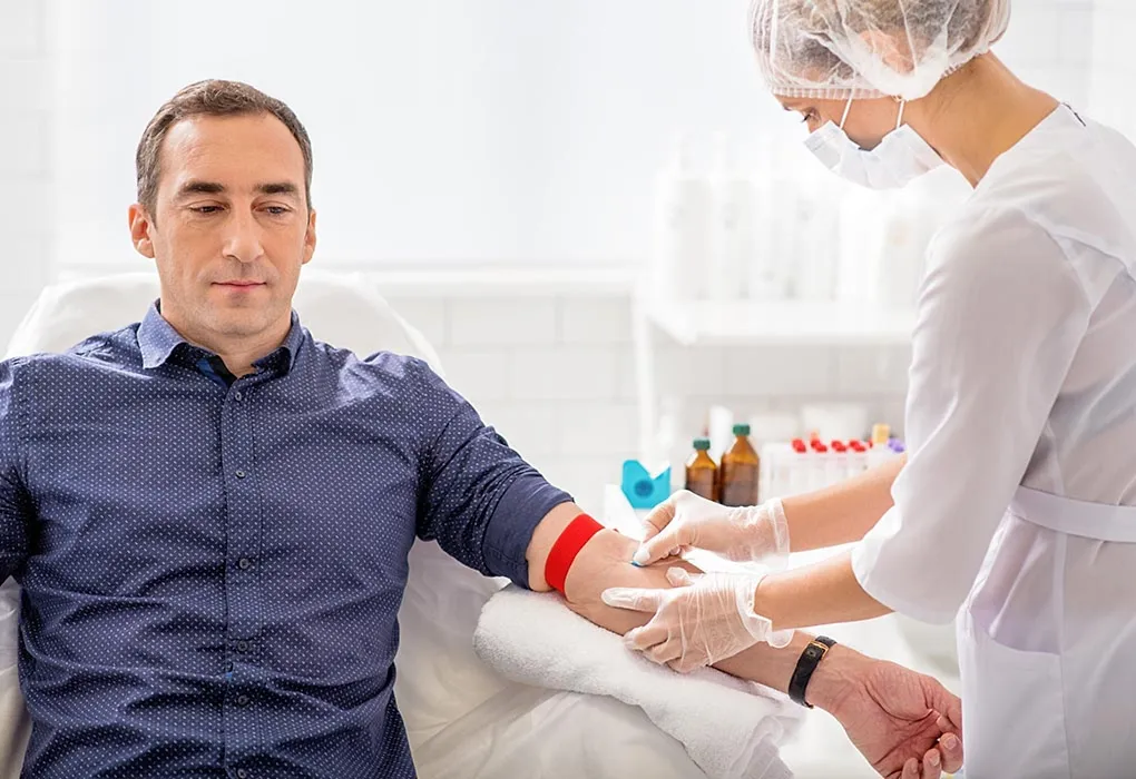 Seorang pria sedang menjalani tes darah