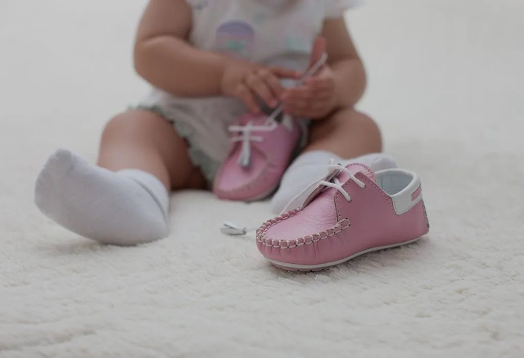 Kapan harus membeli sepatu pertama bayi?