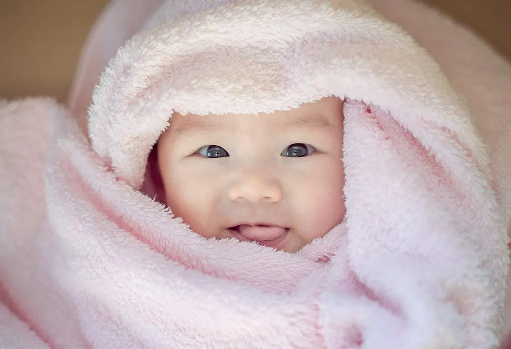  Bayi berusia 2 bulan dengan handuk