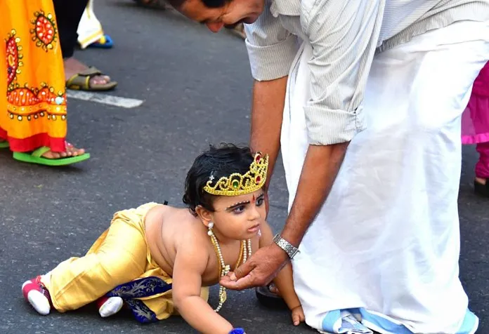 Seorang bayi berpakaian seperti Dewa Krishna