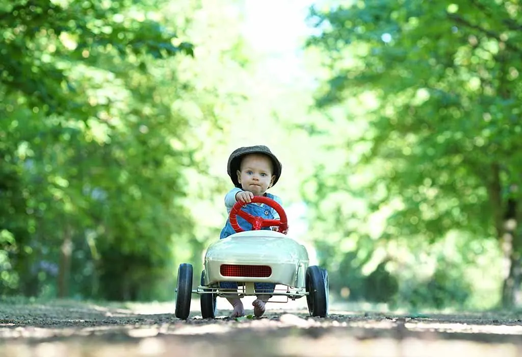 Bayi mengendarai mobil pedal