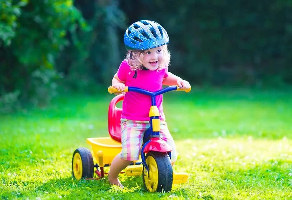 gadis mengendarai sepeda roda tiga