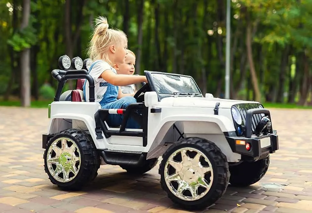 anak-anak mengendarai mobil mainan listrik