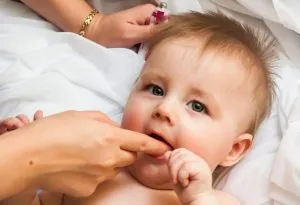 Cara Menenangkan Bayi yang Tumbuh Gigi