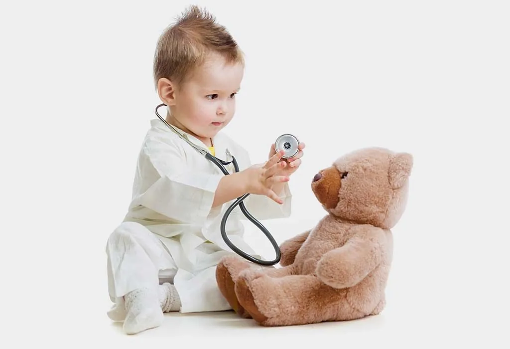 Seorang bayi kecil bertindak sebagai dokter