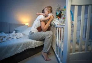 Seorang ibu menghibur bayinya di malam hari
