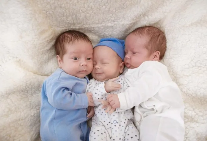 kembar tiga yang baru lahir