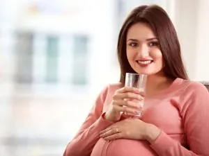 Wanita hamil minum air