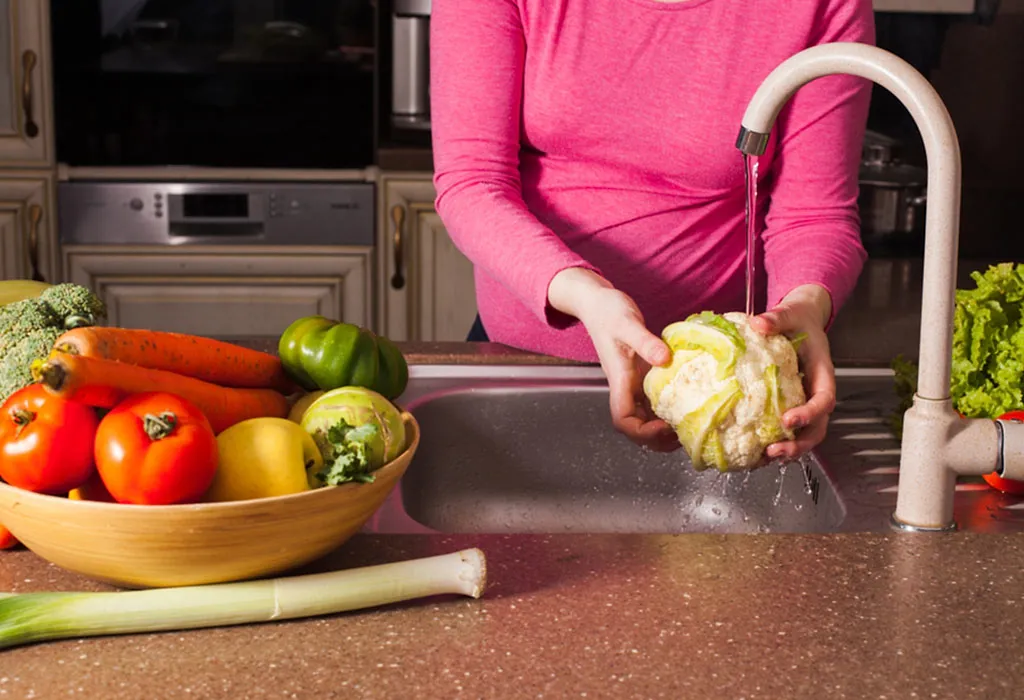 wanita mencuci buah dan sayuran