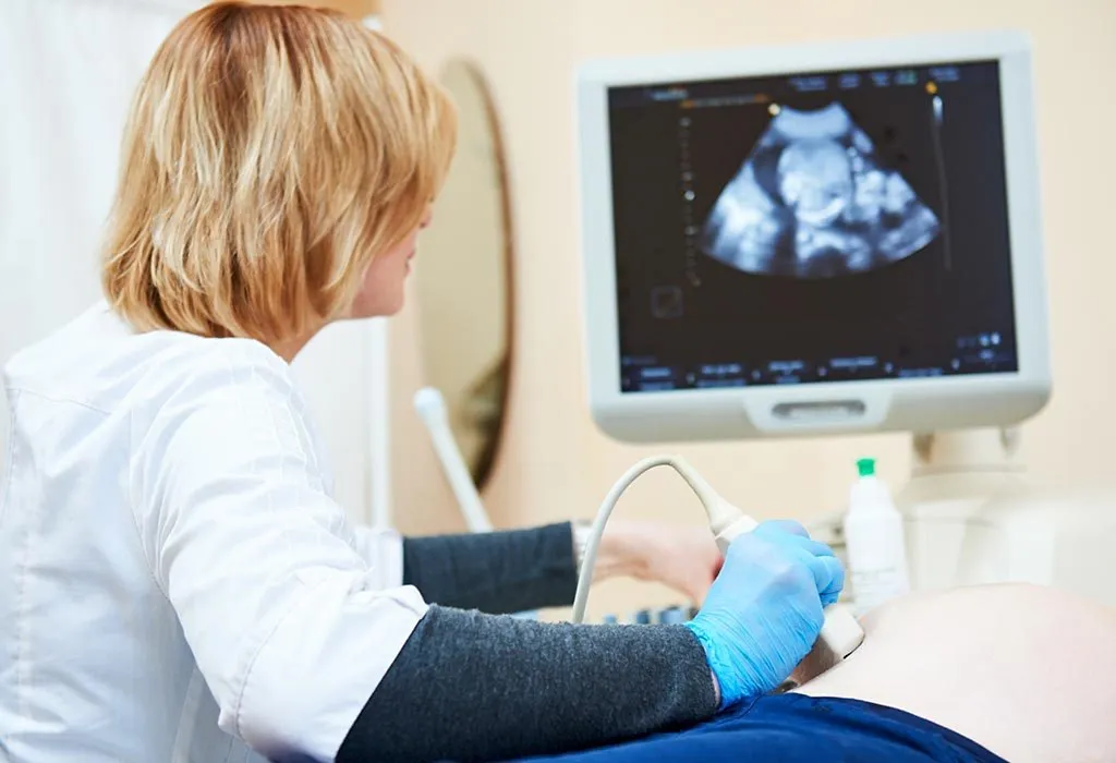Seorang dokter melakukan pemindaian ultrasound