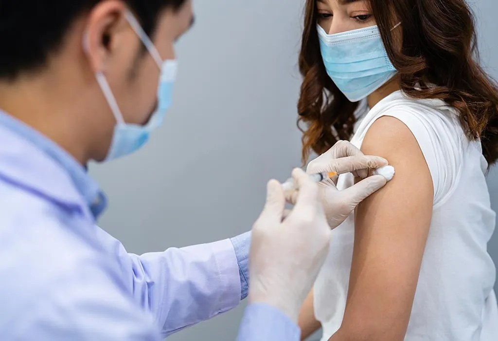 Seorang wanita mendapatkan vaksinasi terhadap COVID-19