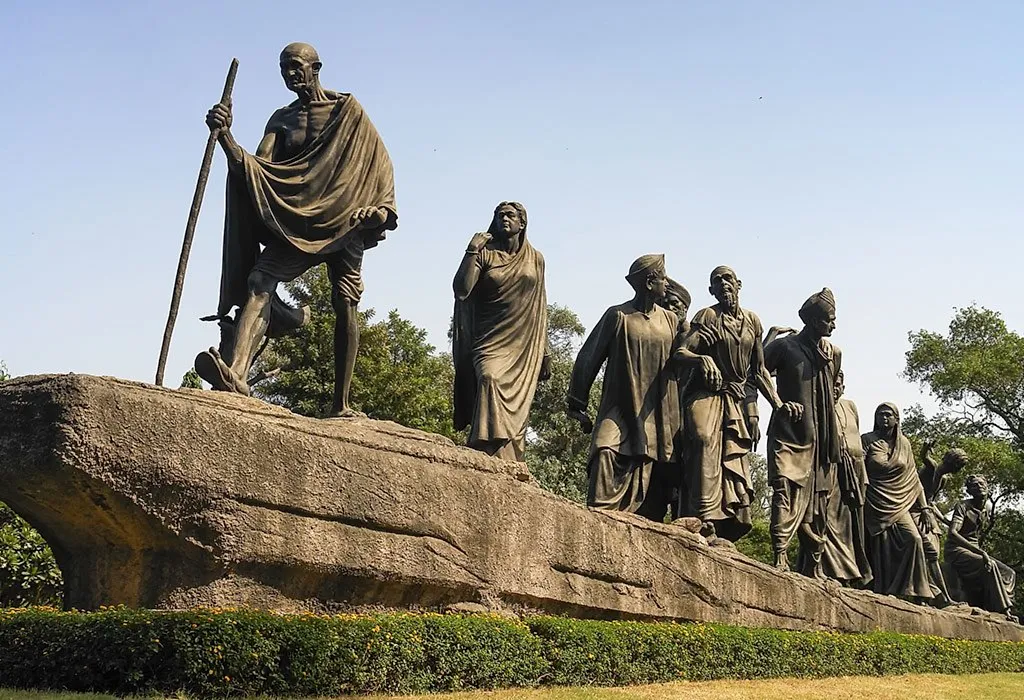 Monumen yang menggambarkan Dandi March, dipimpin oleh Mahatma Gandhi