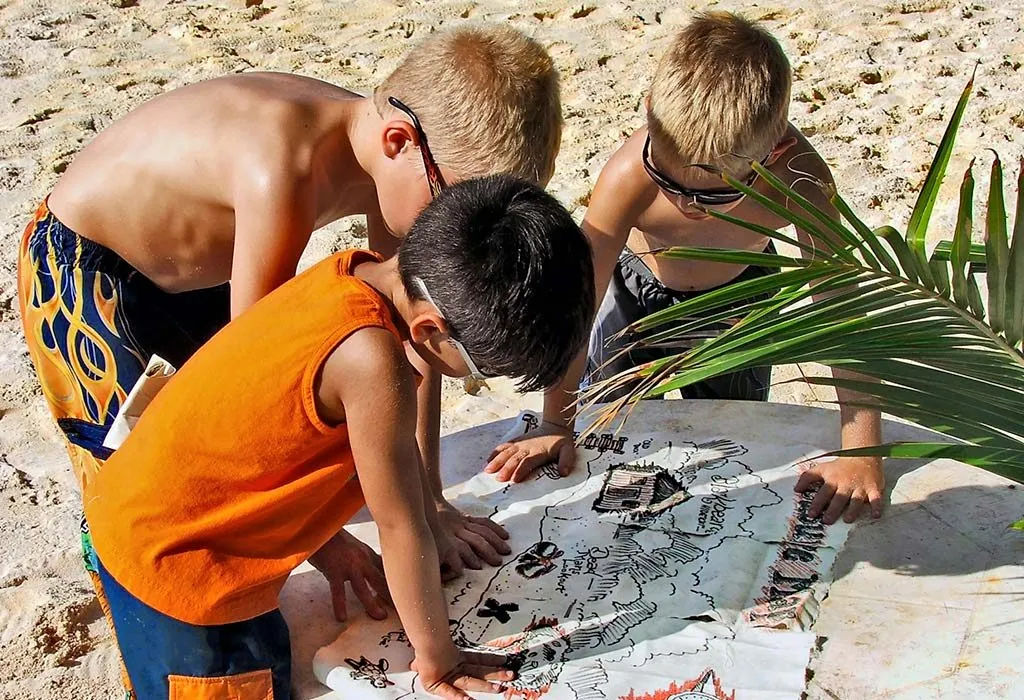 anak-anak menikmati perburuan harta karun di pantai