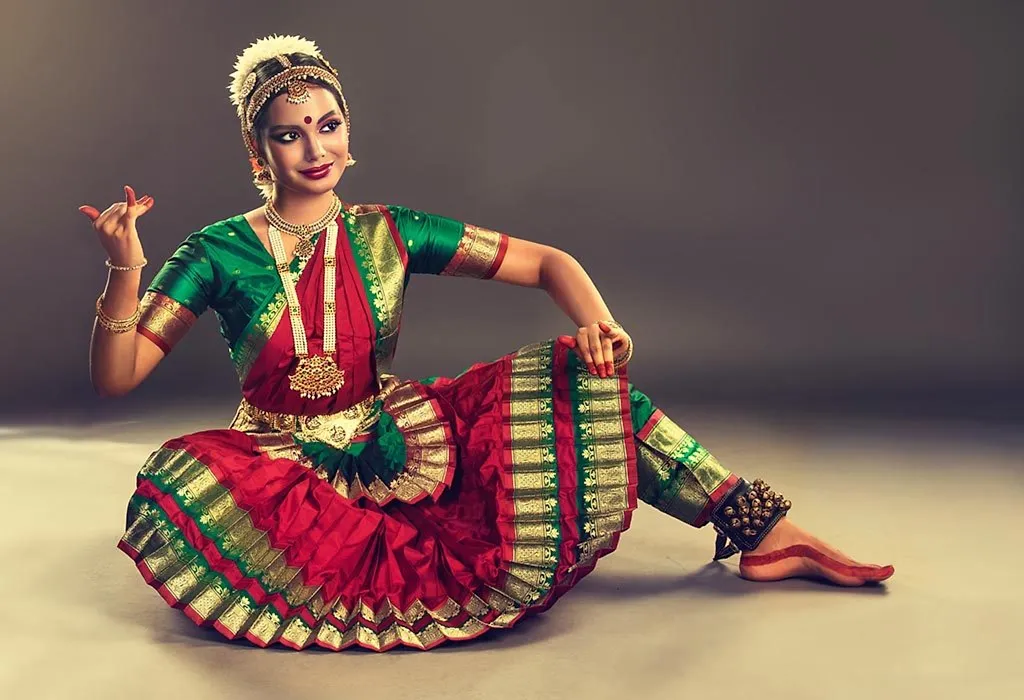 Seorang wanita India menari