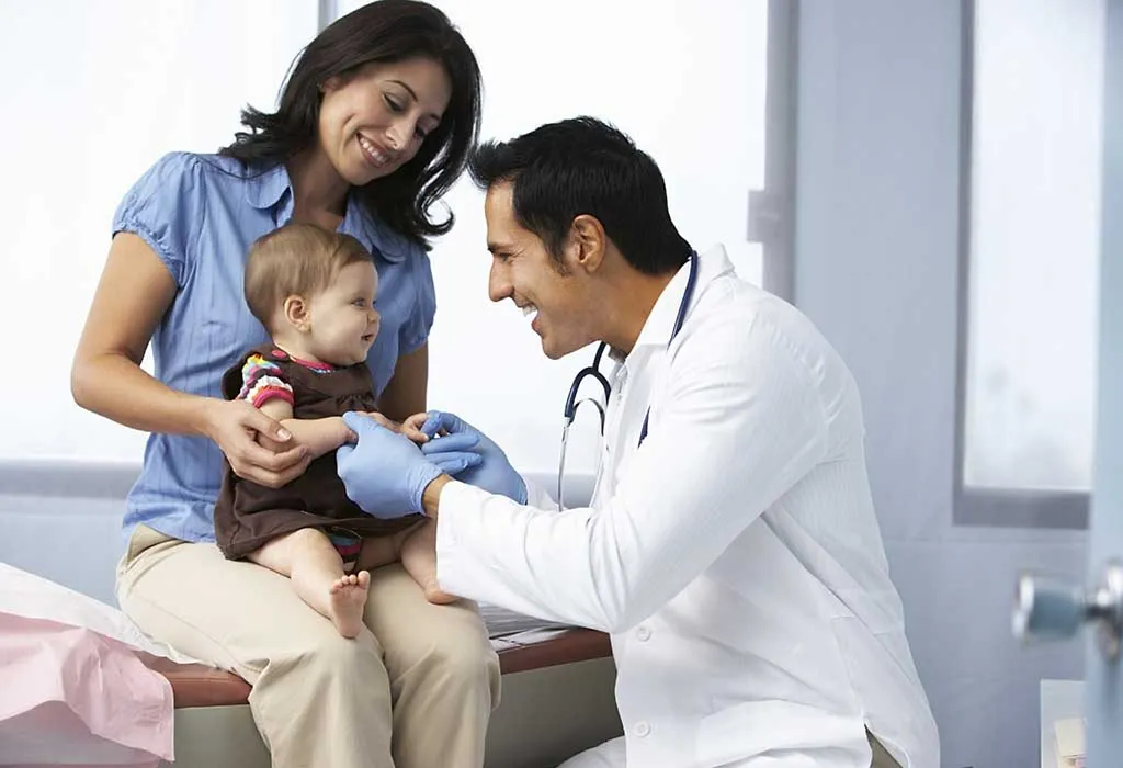 Seorang bayi dengan orang tuanya di dokter